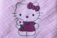Nuschi mit Stickmuster Hello Kitty, 60x60 cm, reine Bio-Baumwolle
