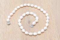 Perlenkette oval Rillen 12 mm, weiss Strass-Magnetverschluss, Länge ca. 49 cm